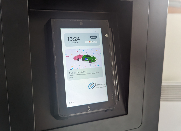 Terminal PAX IM30 avec Paylone, piloté par le scénario de la borne