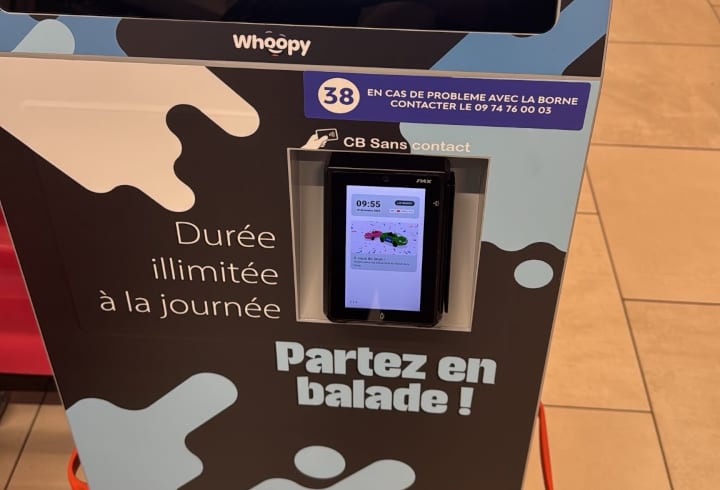 Une borne de location avec son terminal de paiement sans contact